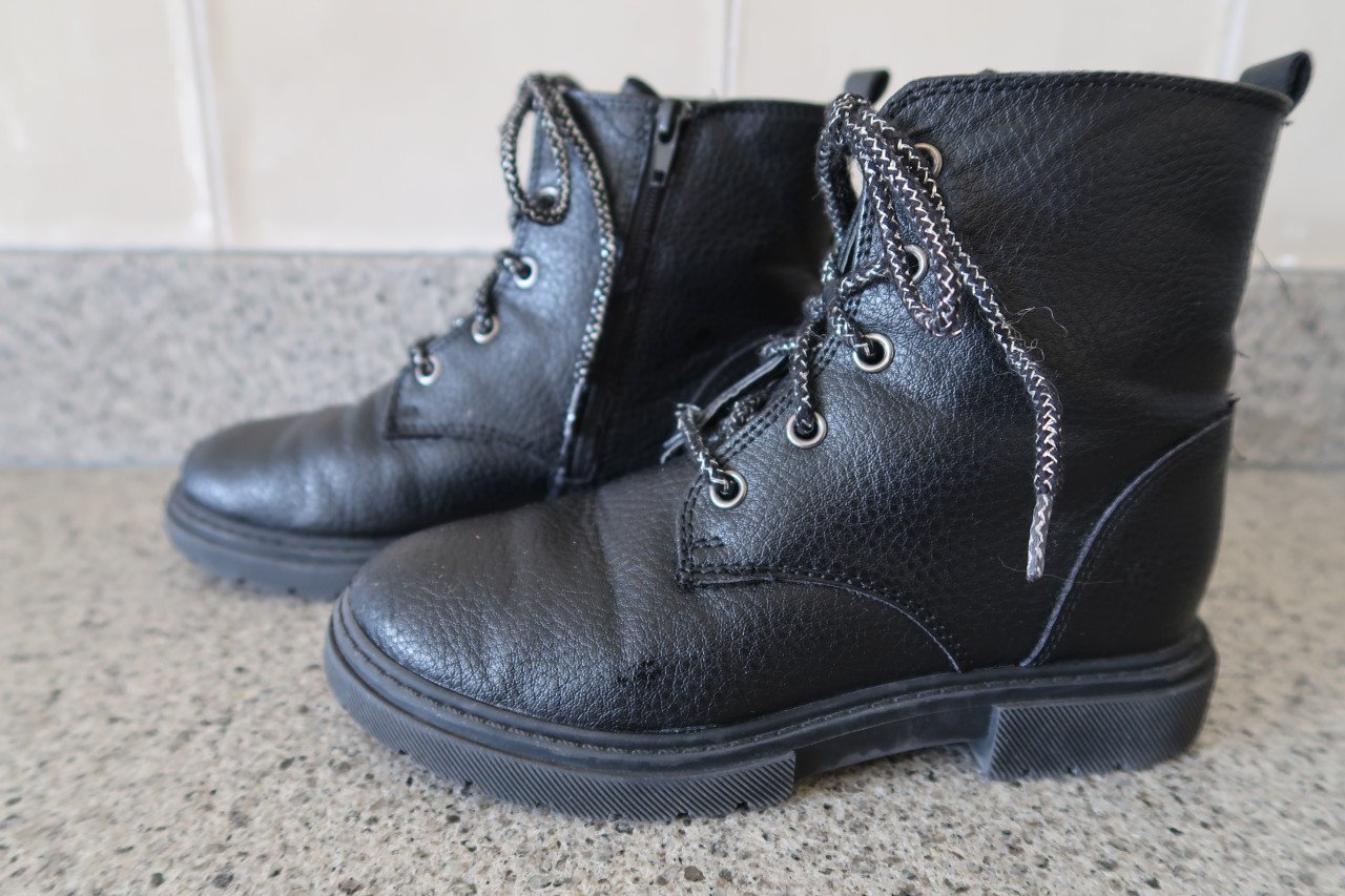 Kinderlaarsjes/veterboot, zwart, met ritsje in maat 30 €5,00
