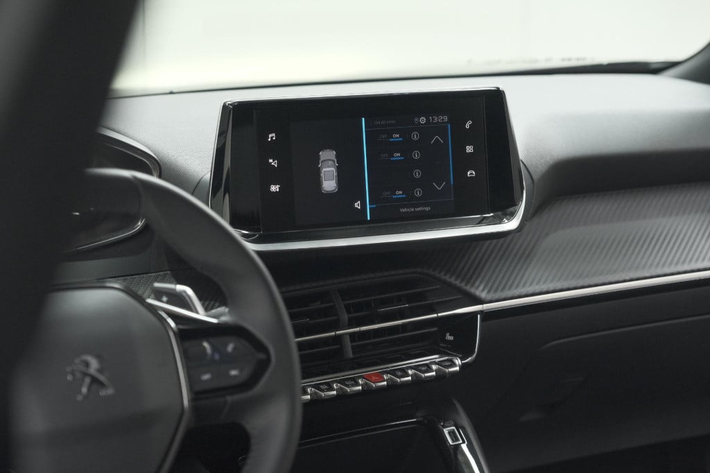 Peugeot 2008 puretech 130 eat8 active pack | parkeersensoren | apple carpla