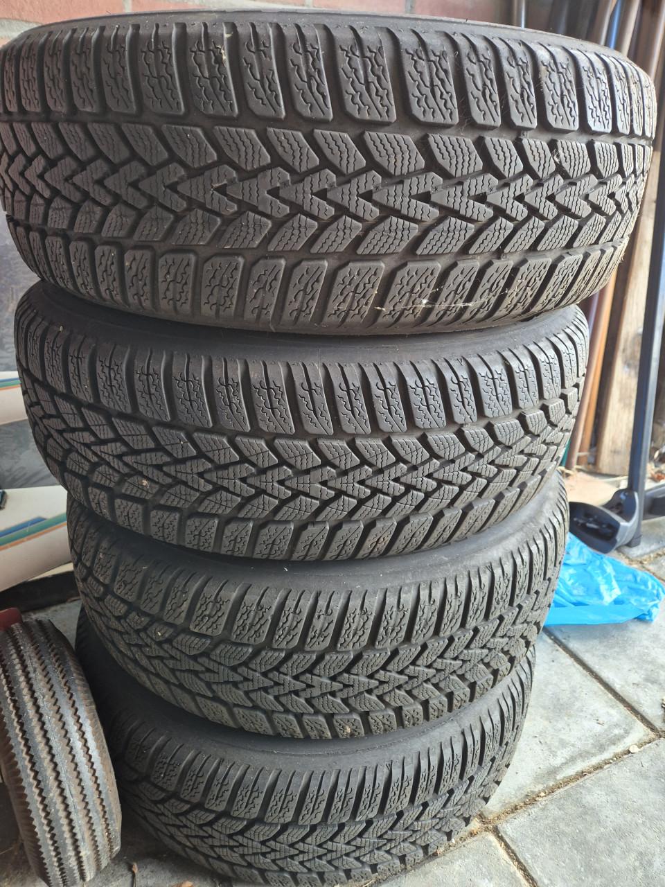 Set van 4 winterbanden  Dunlop 195/60R15 op velg