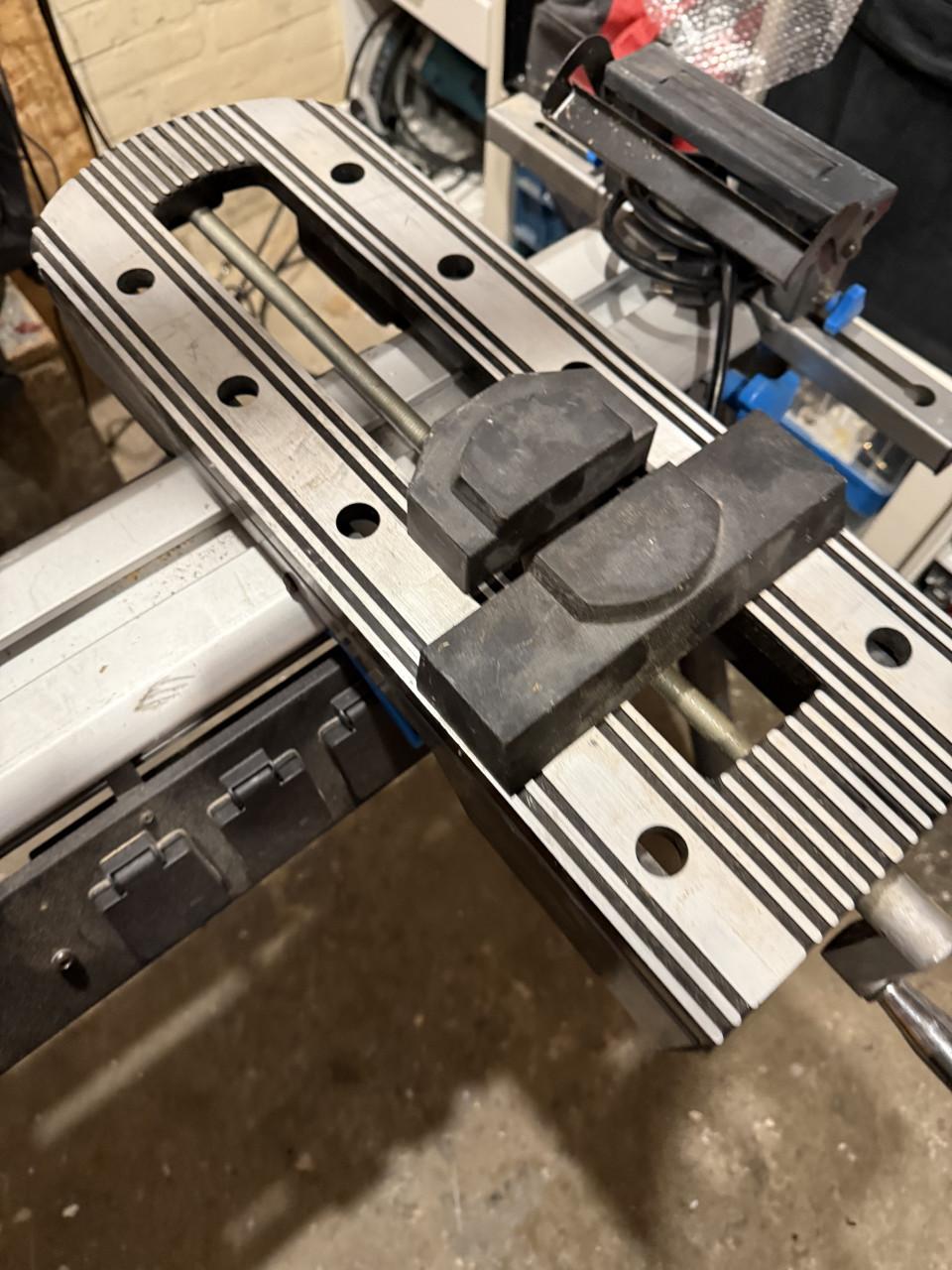 Afkortzaag onderstel (met stekkerdoos en bankschroef)