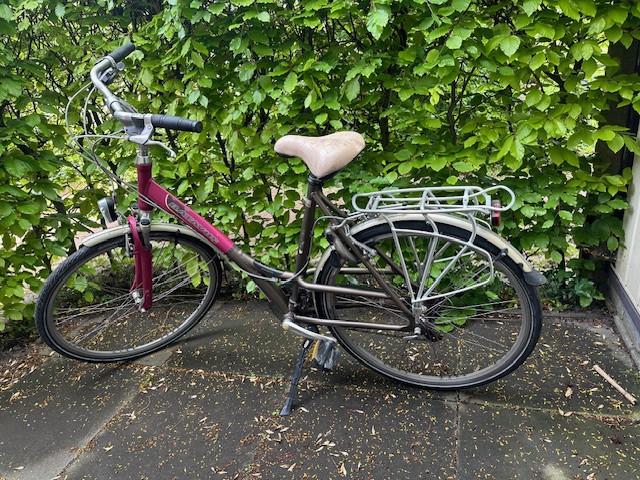 Damesfiets Batavus, station of op stap of studenten fiets