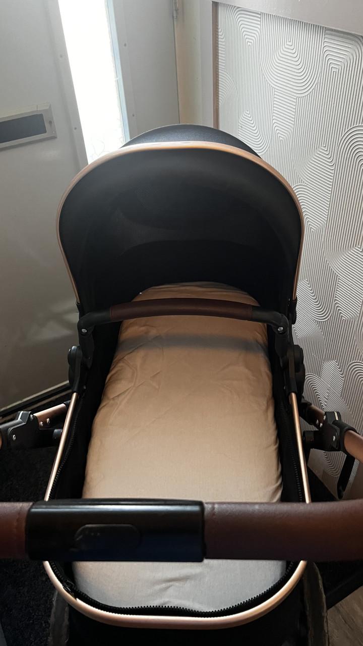 Mooie rosegoude kinderwagen