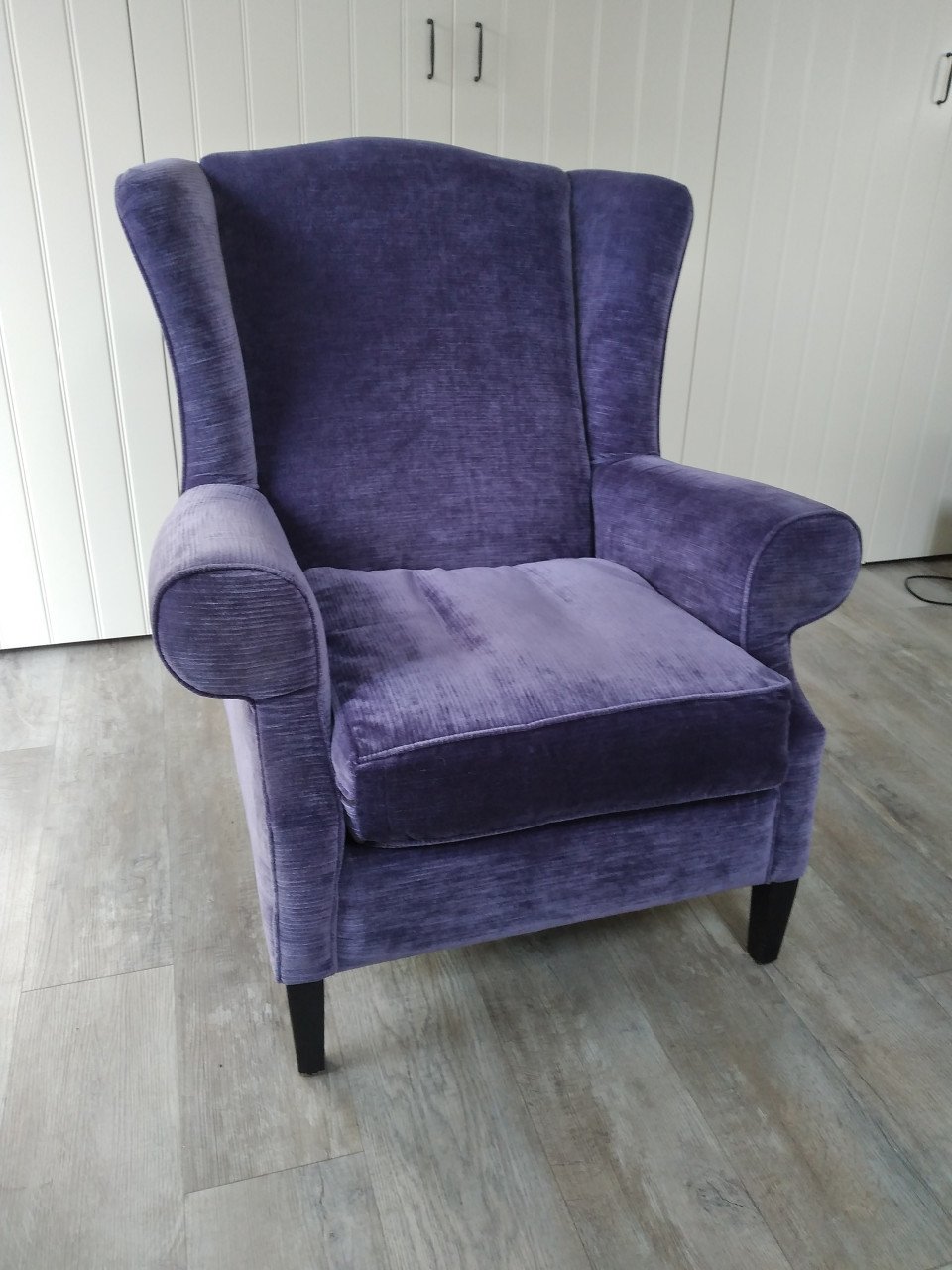 Klassieke originele Chadderton oorfauteuil met hocker