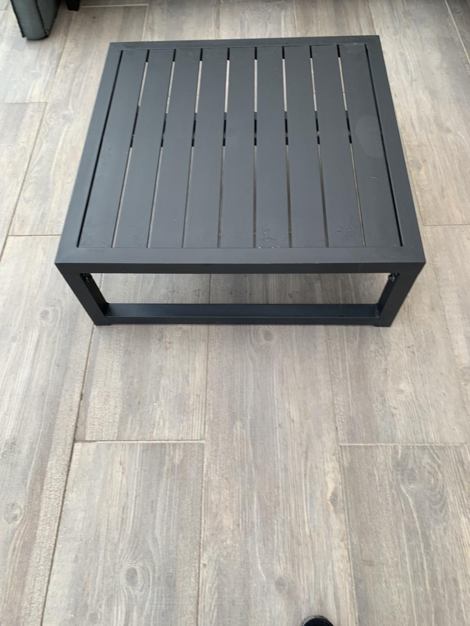 Zwart aluminium loungeset, met kussens en tafel.