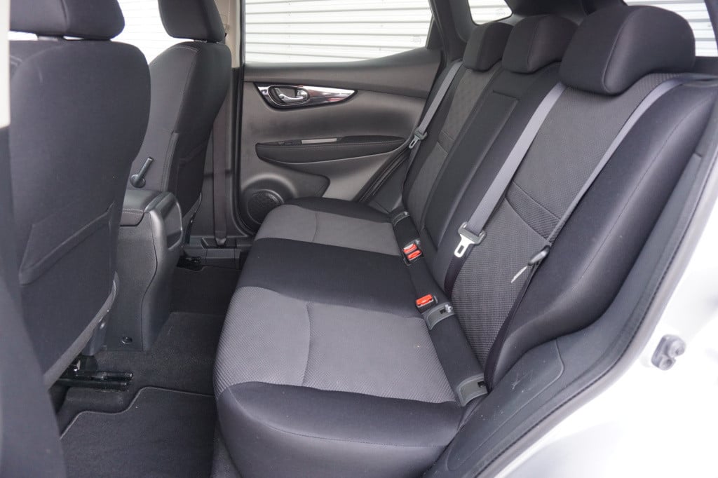 Nissan Qashqai 1.2 n-connecta airco / navi / camera / cruise / pano / trekh