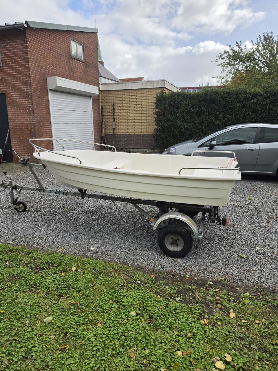 Leuk bootje met trailer en fourstroke motor
