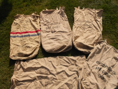 Vijf vintage ptt postzakken