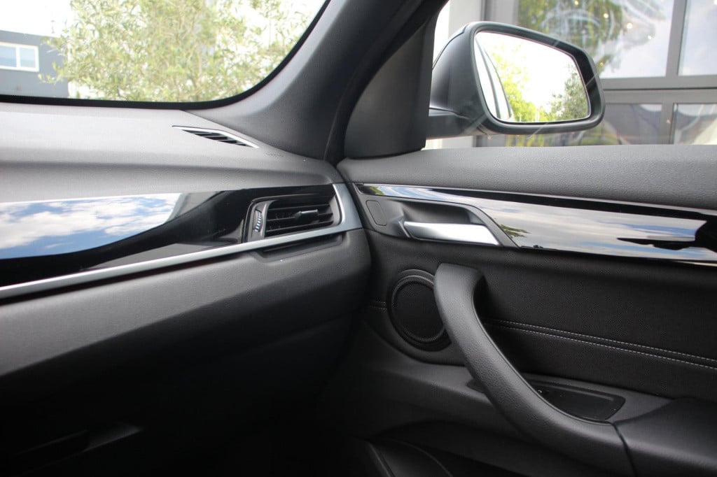 BMW X1 xdrive20i sport line automaat - led - pano - navi - stoel verw - cru