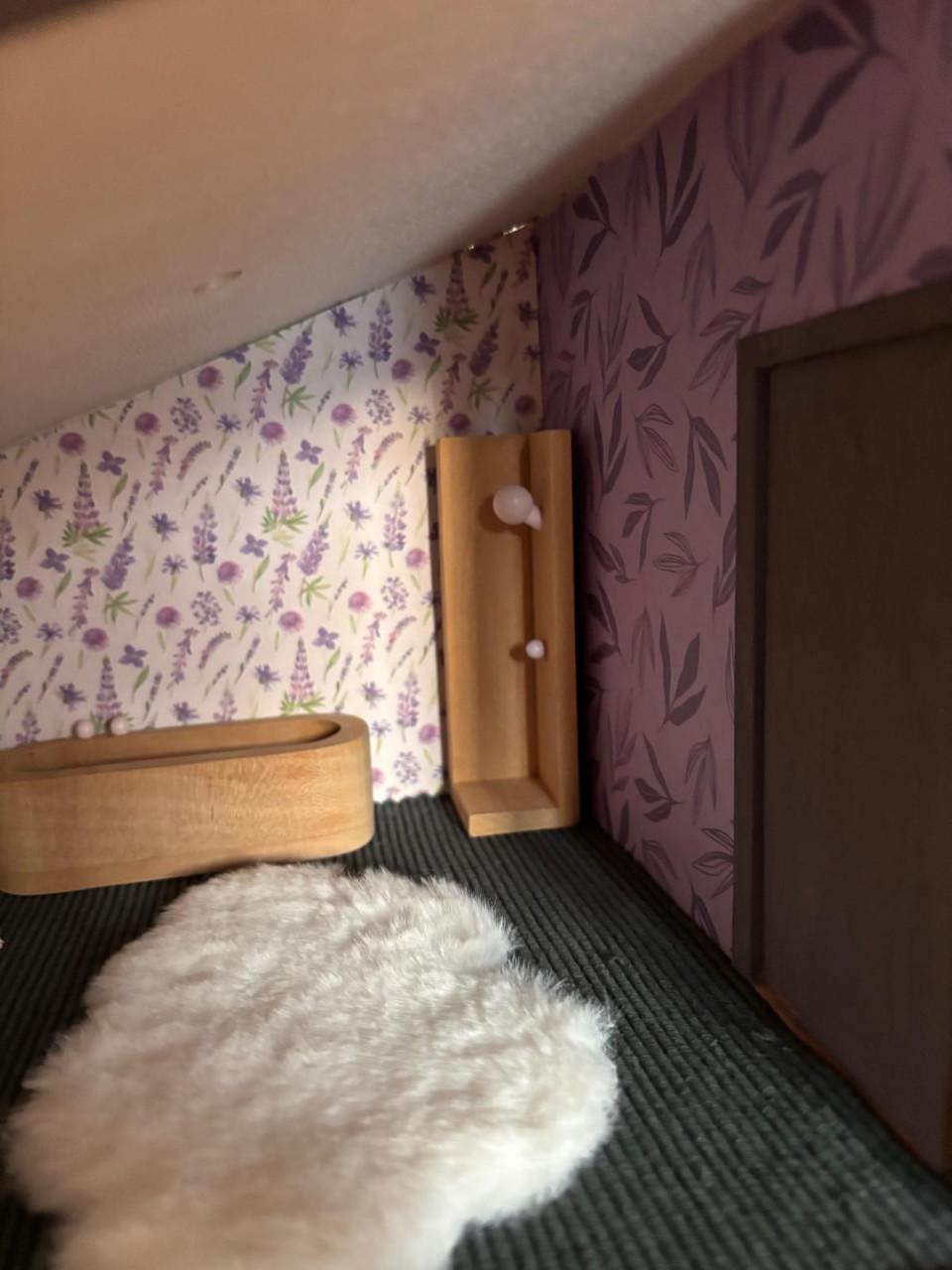 Middelgroot poppenhuis met meubels en poppen