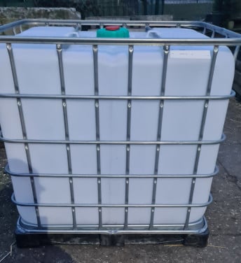 IBC met kunststof pallet
