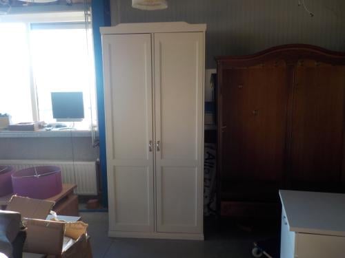 Mooie kwaliteit hoge kleer/hangkast in zeer goede staat