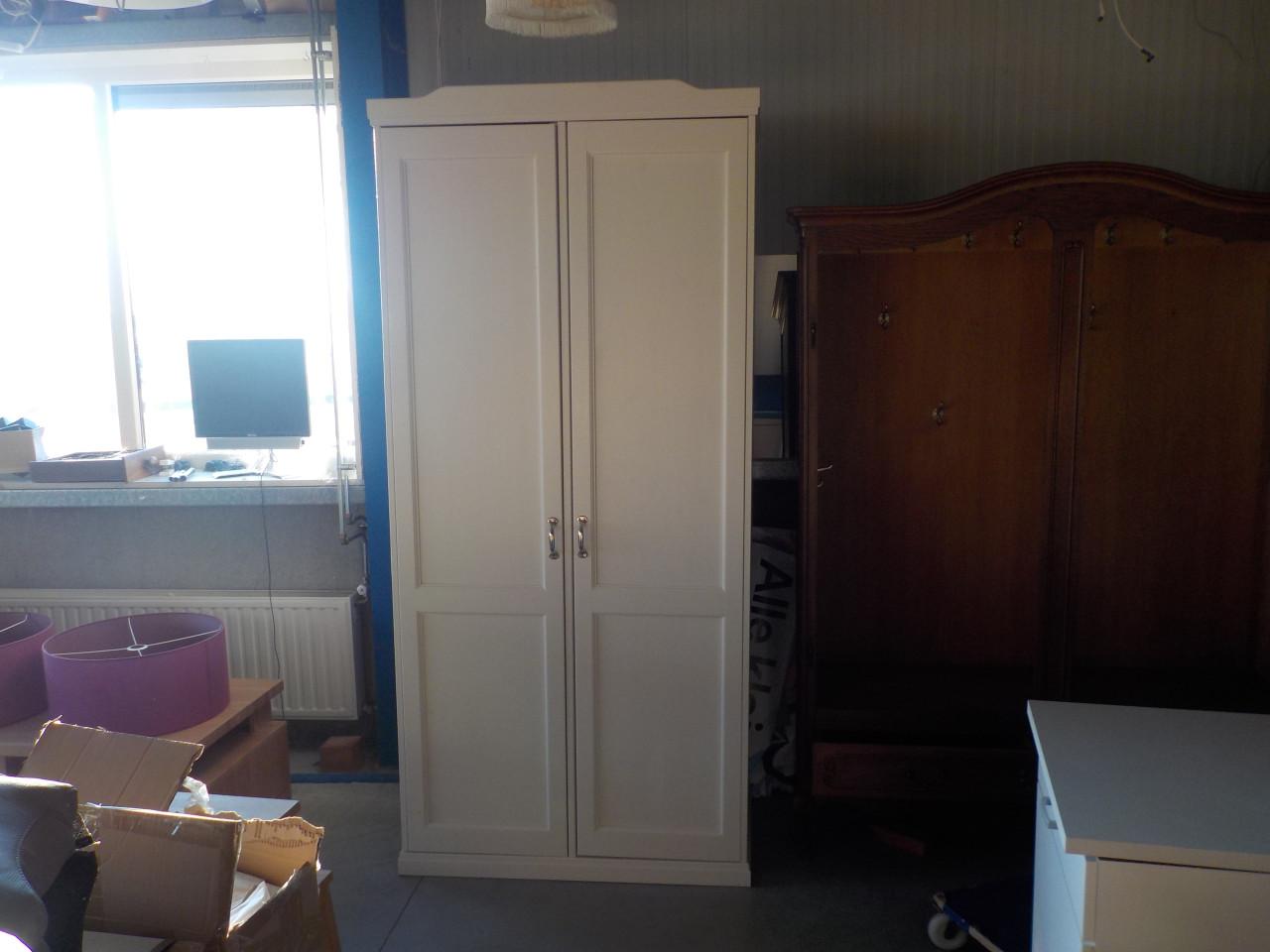 Mooie kwaliteit hoge kleer/hangkast in zeer goede staat