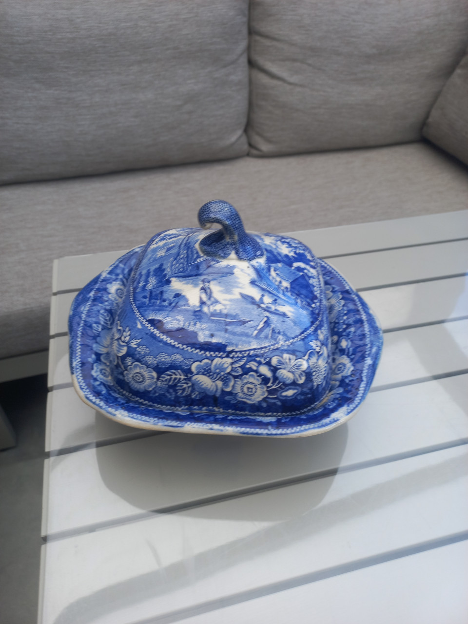 Een prachtig en zeldzaam soepterrine en deksel uit 18e eeuw