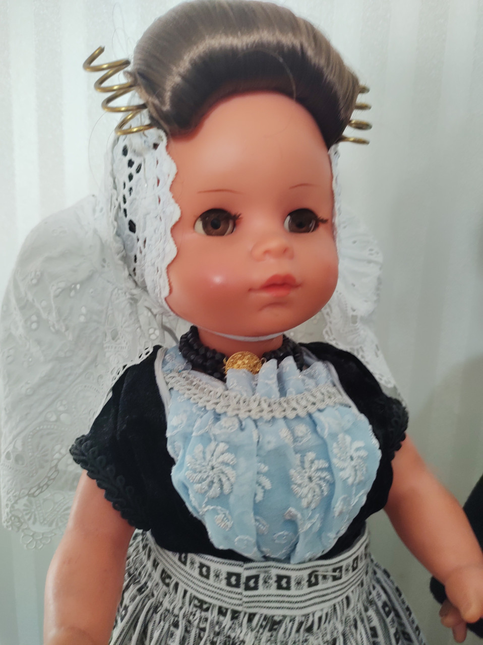 3 stel prachtige poppen op originele Walcherse klederdracht