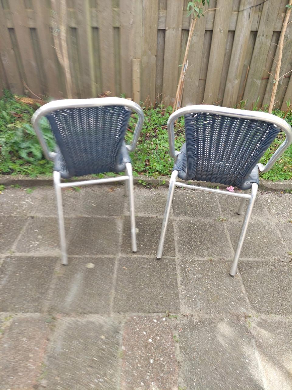 2 terras stoelen