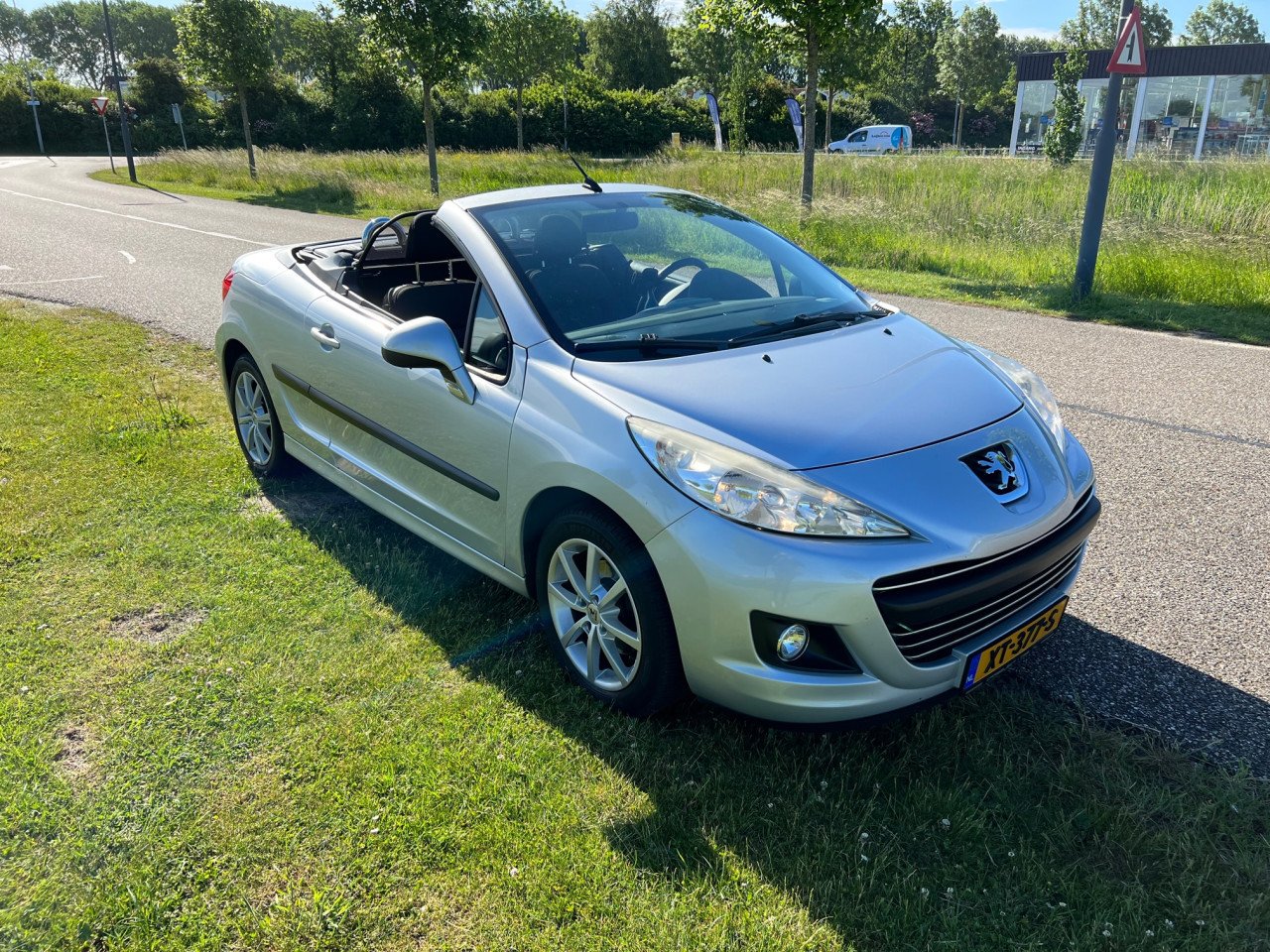 Puntgave Peugeot 207 Cabrio uit 2012 met slechts 100.500 km