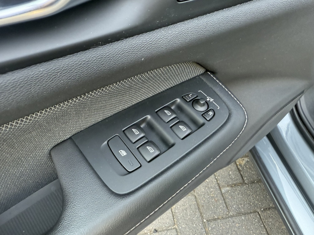 Volvo V60 t6 340pk recharge r-design| panodak| adap.cruise| trekhaak| stan