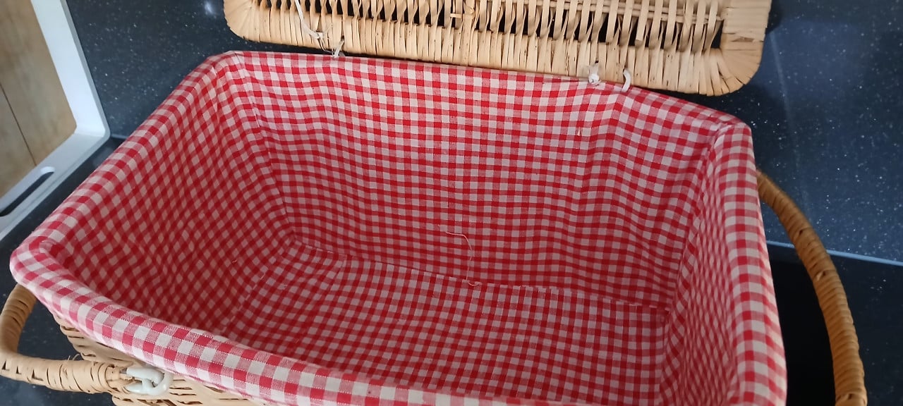 Picknickmand met borden, bekers enz.