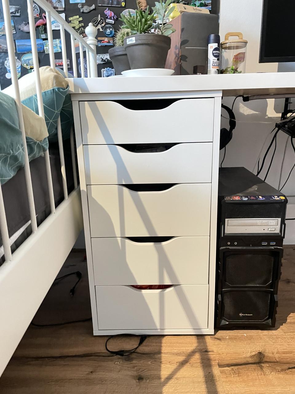 Zo goed als nieuw IKEA LAGKAPTEN WIT bureau met middenpoot