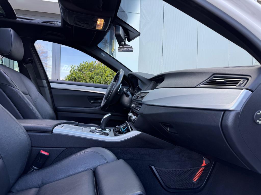 BMW 5 Serie touring 520d * leder * panoramadak * m pakket * dealer onderhou