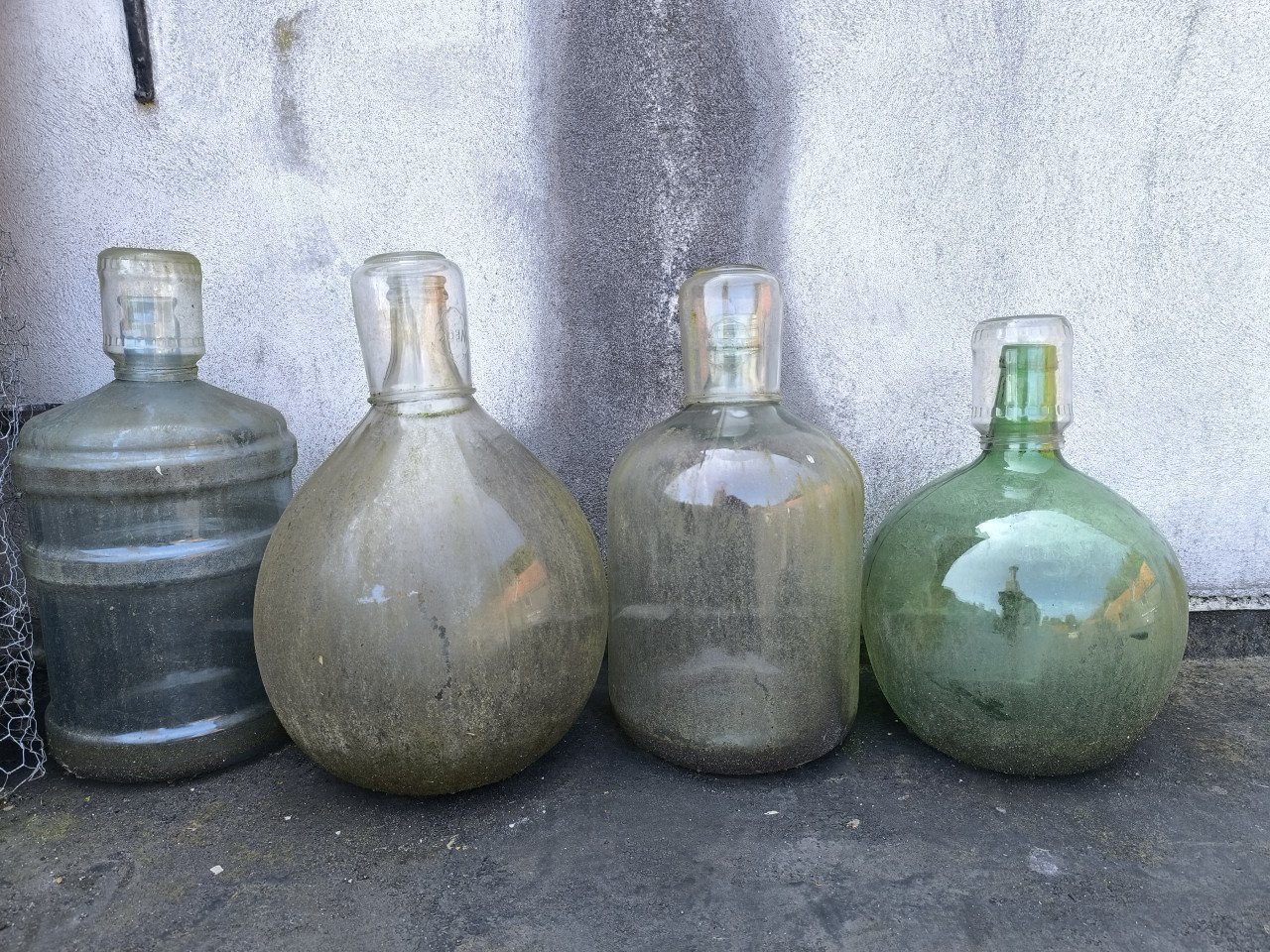 Vintage vergistingesflessen voor wijnmaker of decoratie