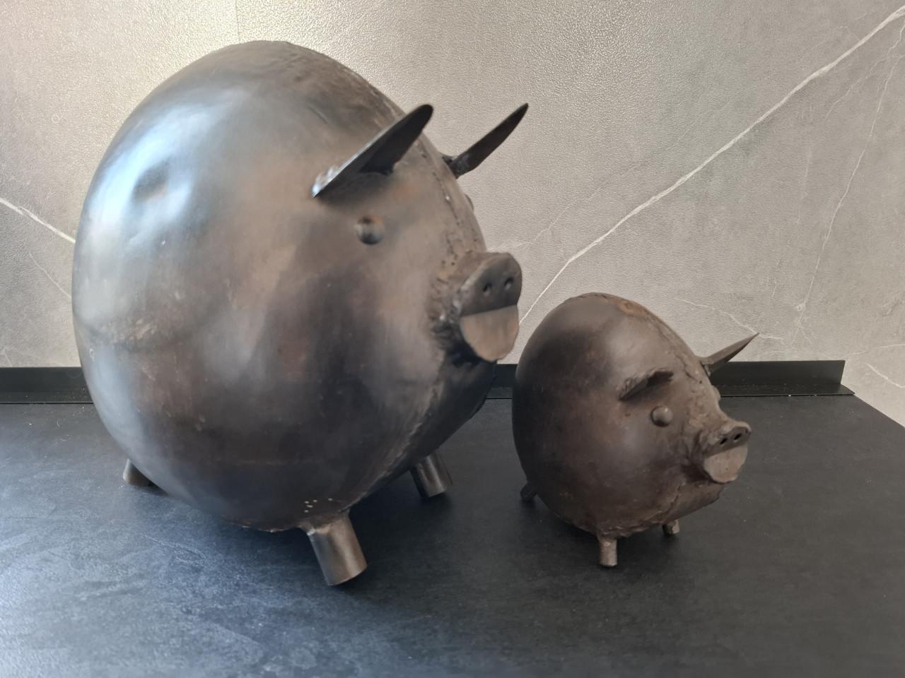 Set 2 metalen varkens