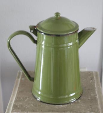 Groene emaille koffiekan