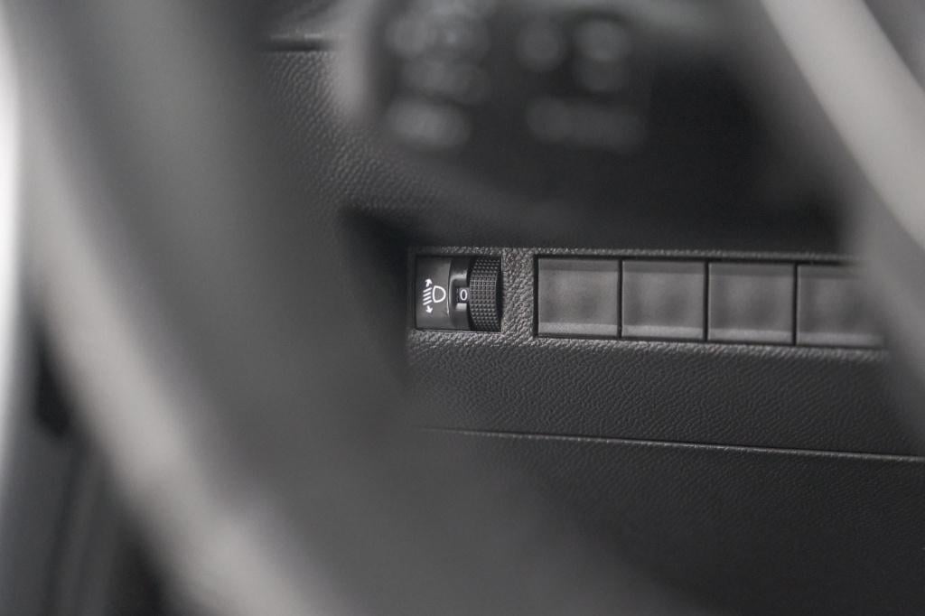 Peugeot 208 puretech 100 active | parkeersensoren | navigatie | apple carpl