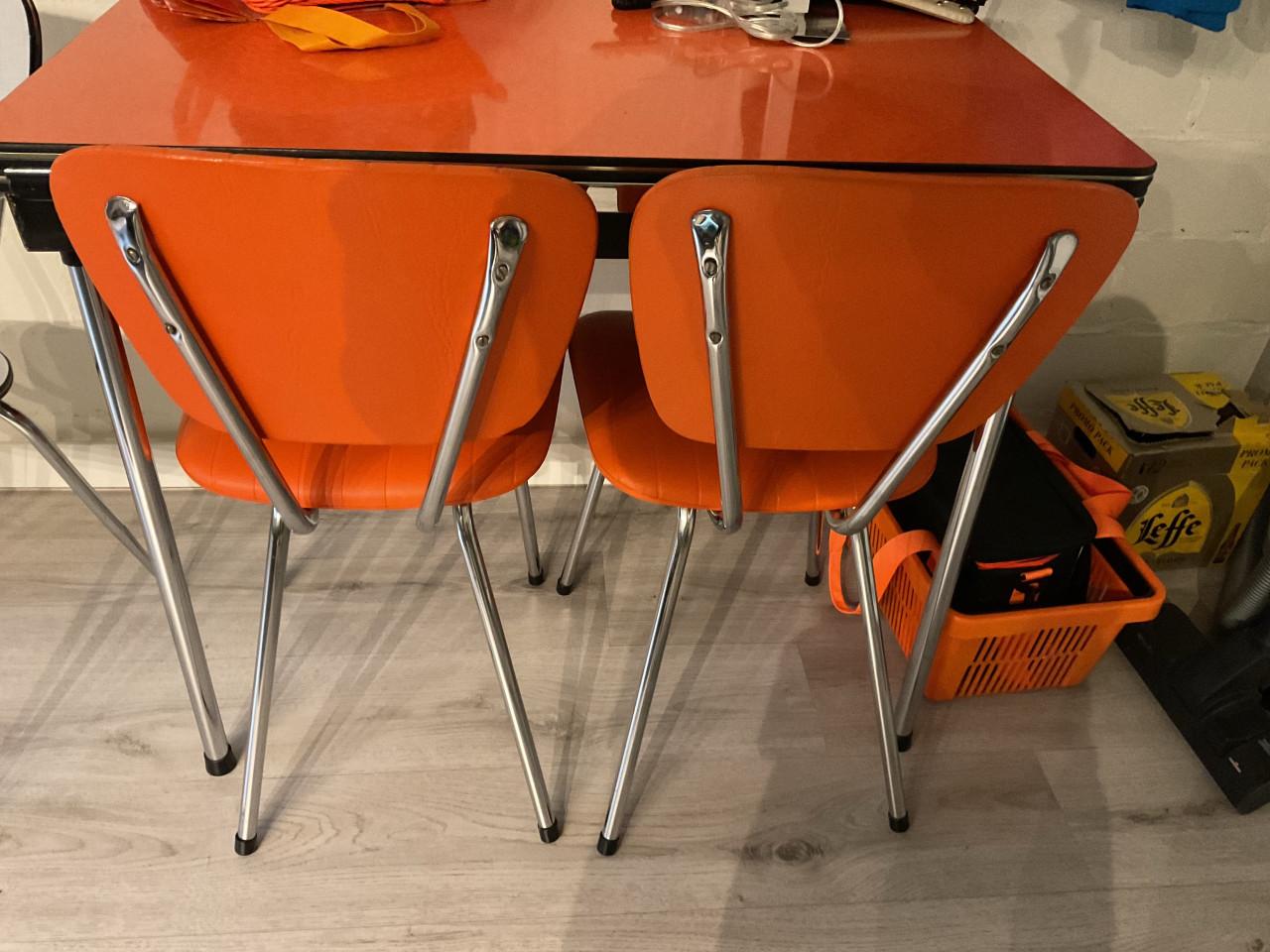 Vintage oranje stoeltjes