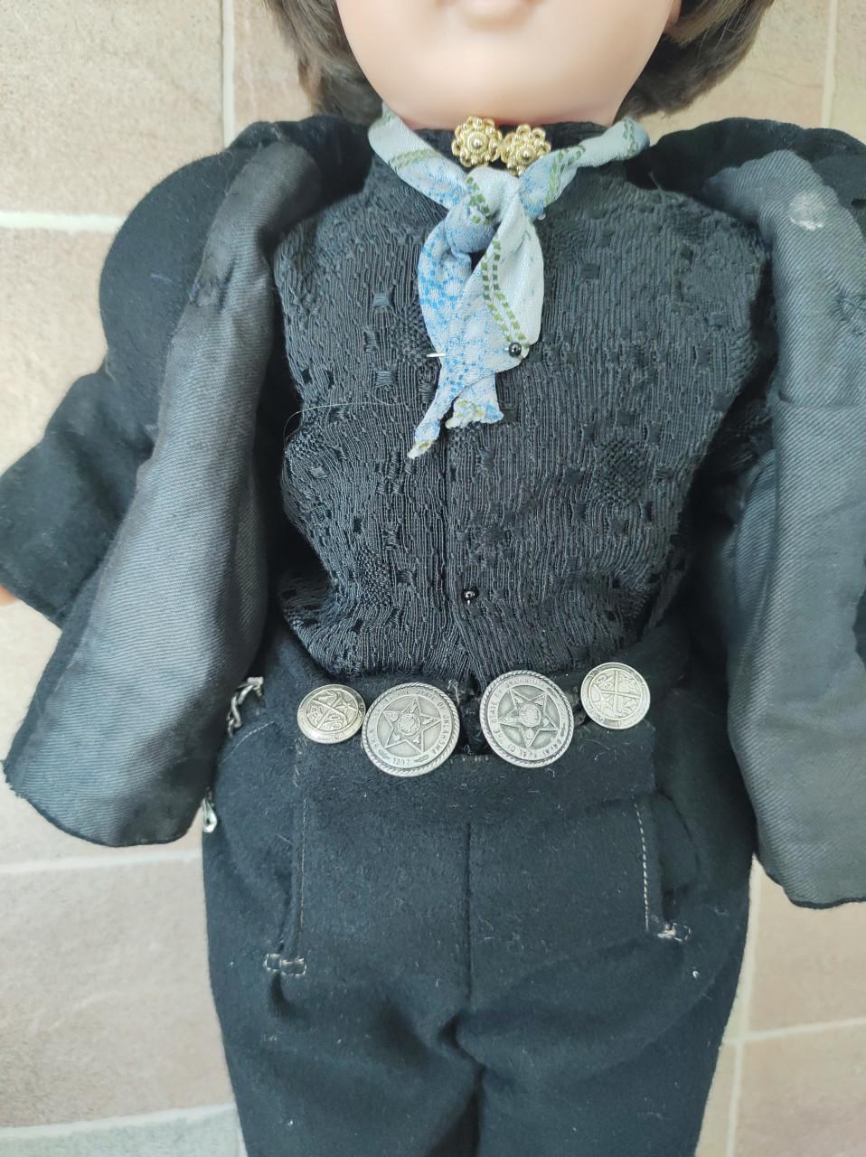 Prachtige pop. Zeeuwse of Walcherse boer op klederdracht. Zeeuwse knopen.