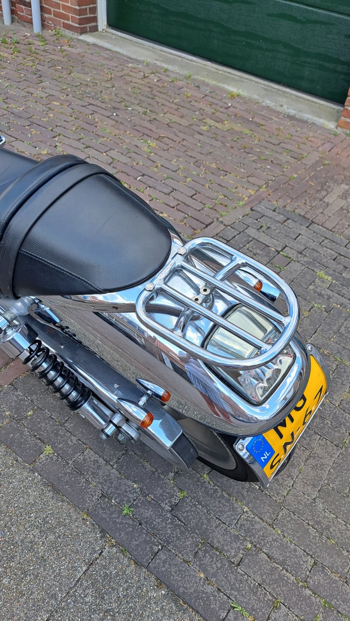 Ze start. Ze gromt. Ze wil asfalt. Geen excuses meer. HD V-Rod VRSCA