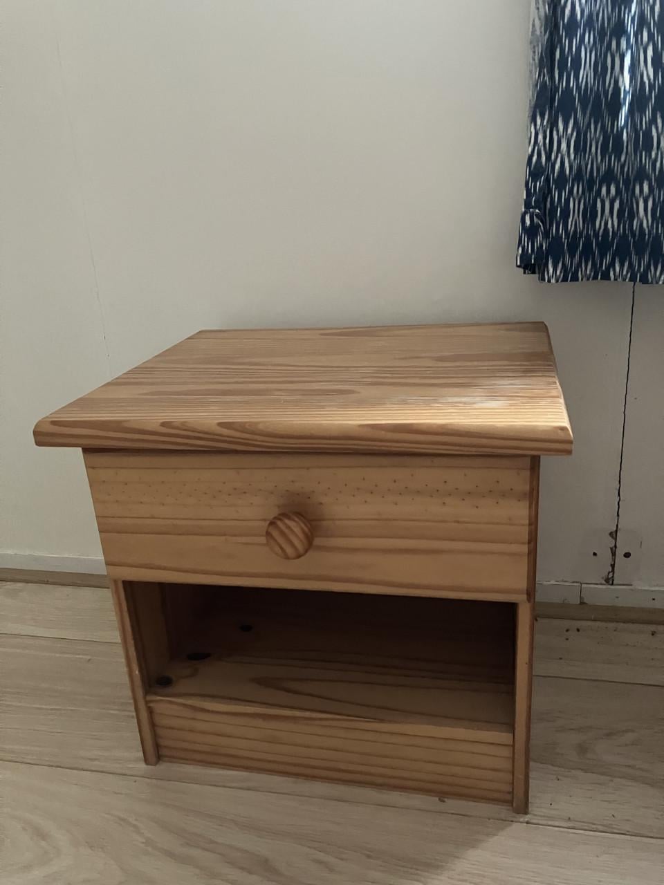 2 Grenenhouten Nachtkastjes