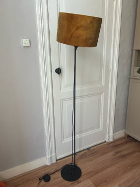 Staande gele lamp