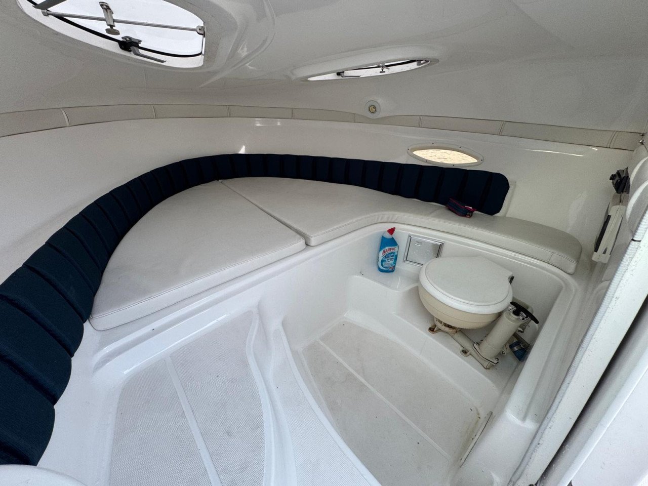 Sportboot Triton 225 Cuddy met zuinige 150pk dieselmotor
