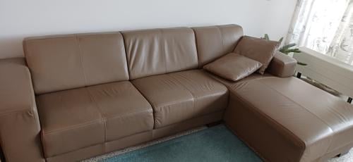 Licht grijze bank plus luxe stoel