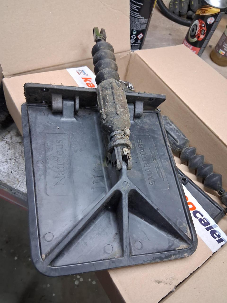 Brandstoftank, pomp, stabilisatorplaten