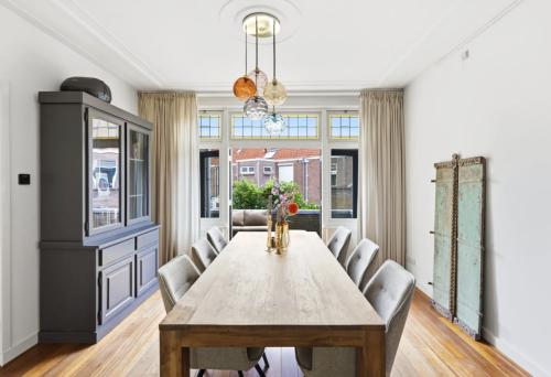 Eettafel en stoelen