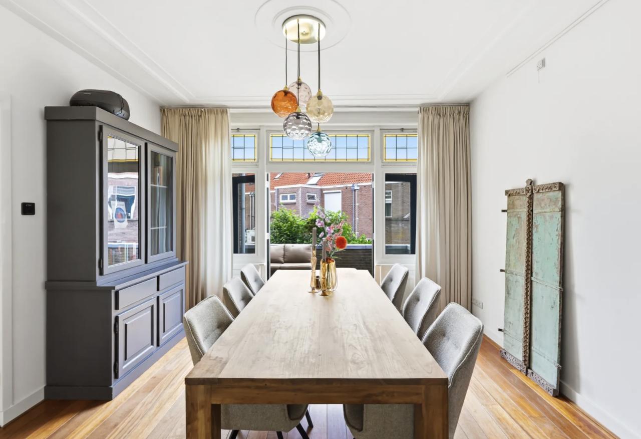 Eettafel en stoelen