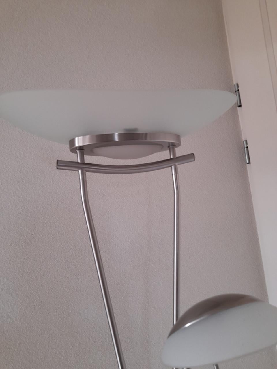 Vloerlamp (werkt naar behoren) (in goede staat )