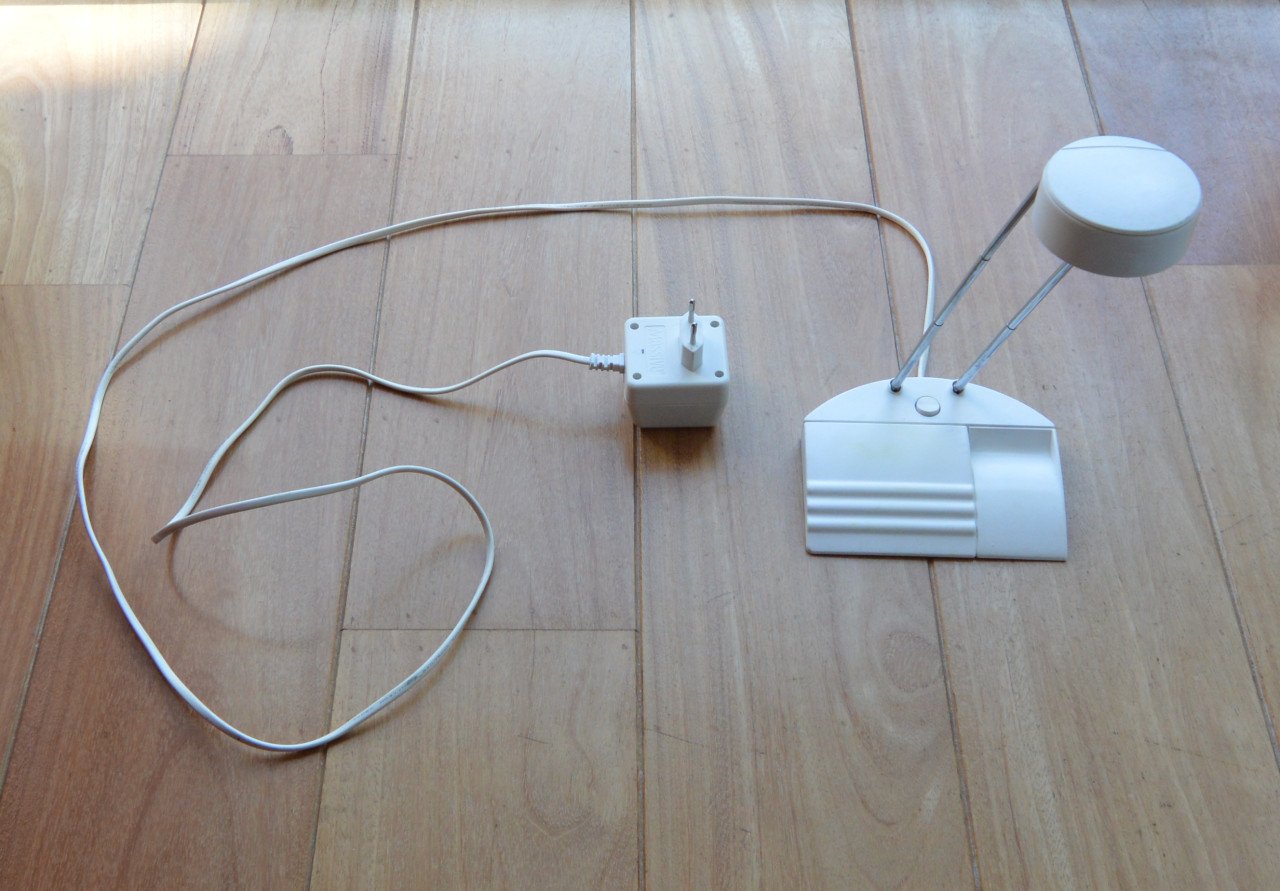 Bureau (ahorn) + Bureaulamp (halogeen) + Boekenplank (ahorn)