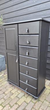 Zwarte houten kast