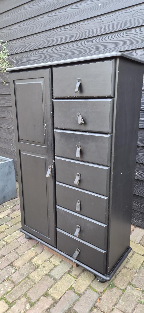 Zwarte houten kast
