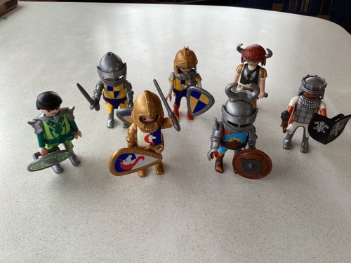 7 Playmobil ridders.