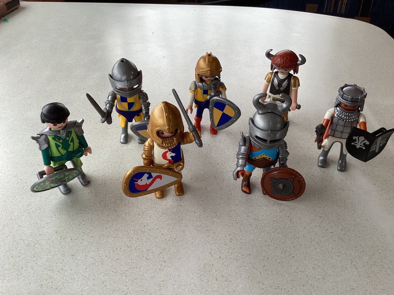 7 Playmobil ridders.