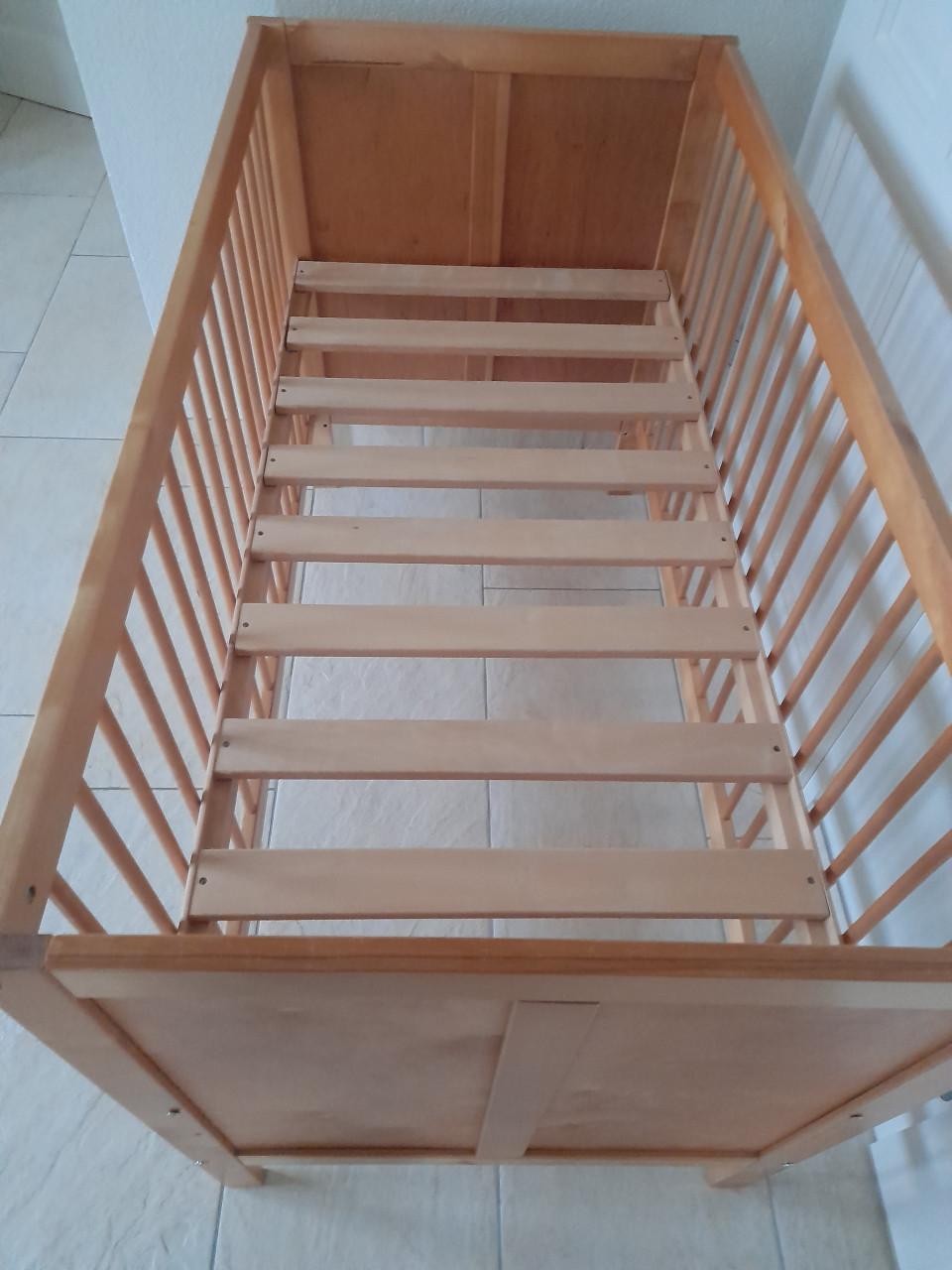 Houten ledikantje (in goede nette staat )