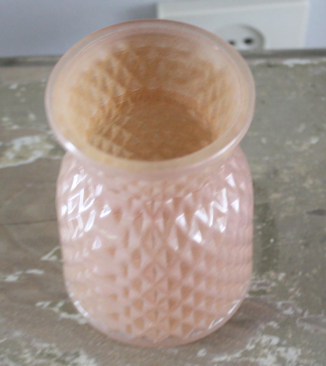 Licht roze glazen vaasje