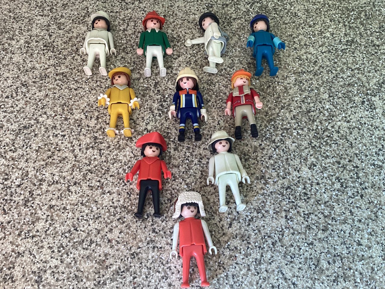 60 verschillende Playmobil poppetjes.