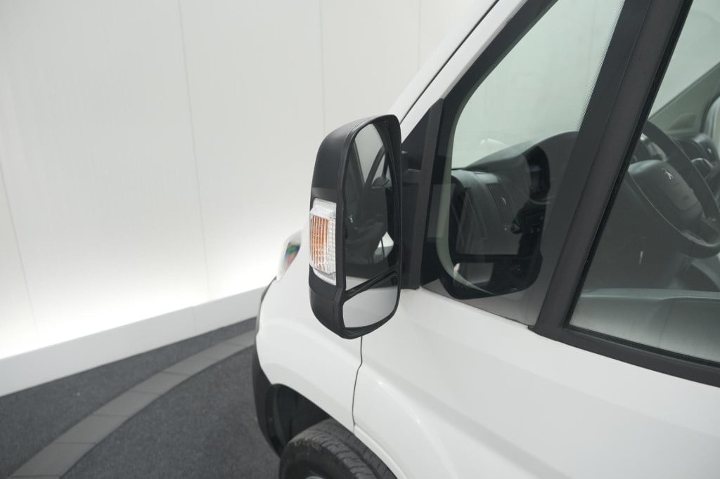 Peugeot Boxer 330 2.2 bluehdi 140 l2h2 premium | navigatie | houtenvloer in