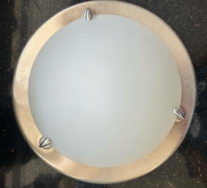 Plafonnière, melkglas met metalen rand