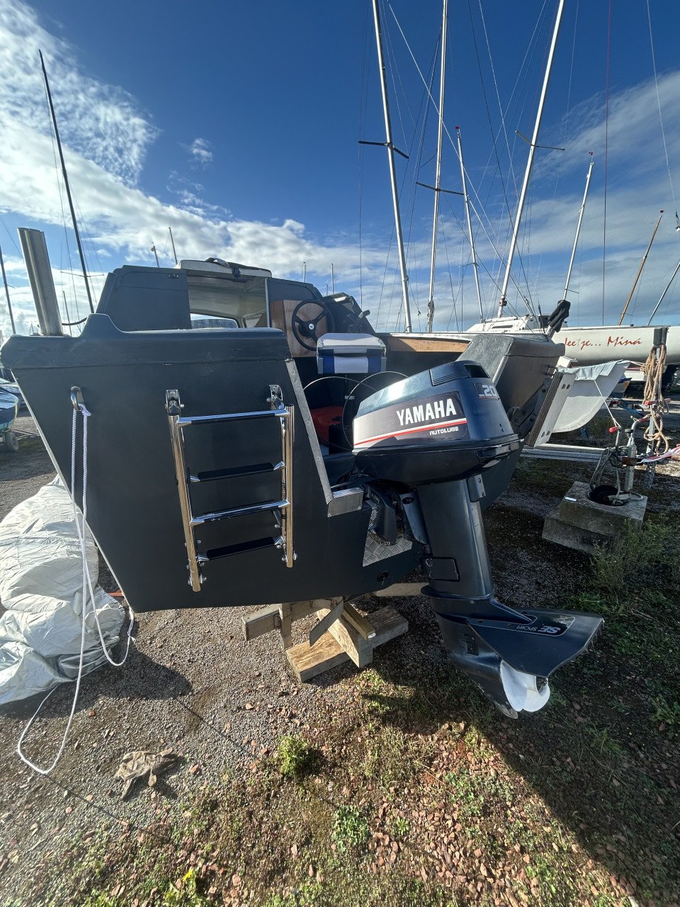Kajuitboot Yamaha 20 PK met wat werk